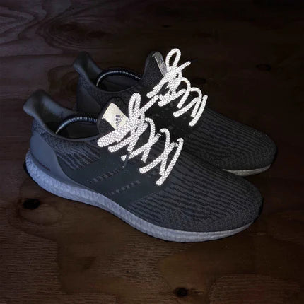 Shoe with reflective rope laces